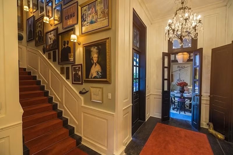 Cầu thang trải thảm thể hiện sự sang trọng. Ảnh: FBNV