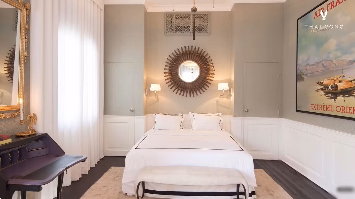 Phòng ngủ với gam màu trắng chủ đạo, được trang trí nhiều đồ thủ công tinh tế. Ảnh: FBNV