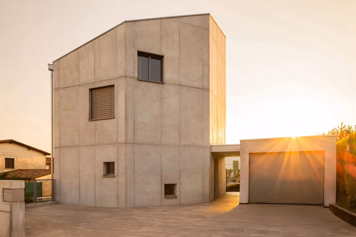 Vật liệu bê tông như được tôn vinh dưới ánh nắng. Ảnh: Leonit Ibrahimi