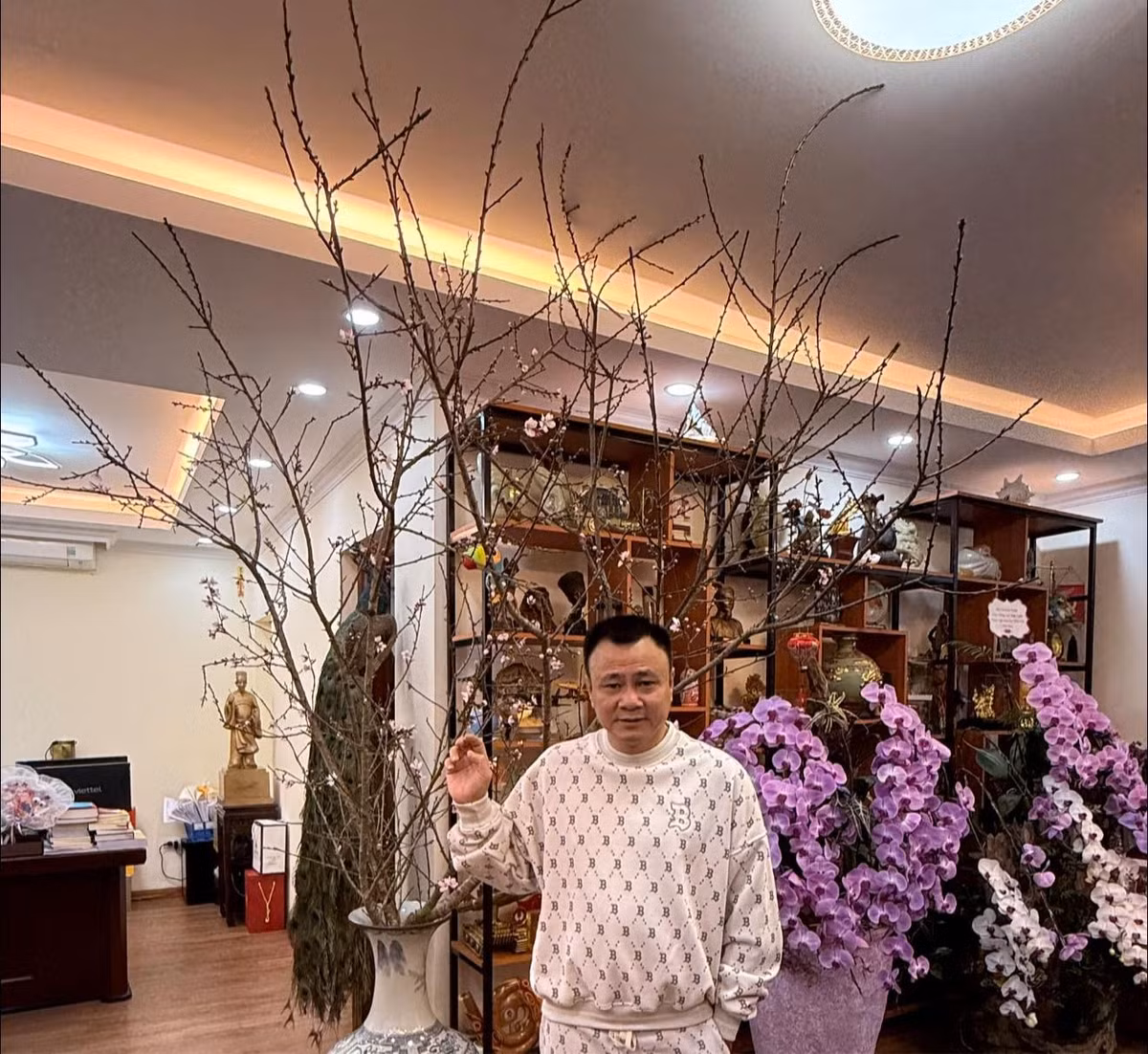 Căn hộ ngập tràn các loại hoa được ưa chuộng trong dịp Tết như như đào, hoa lan, quất...Ảnh: FBNV