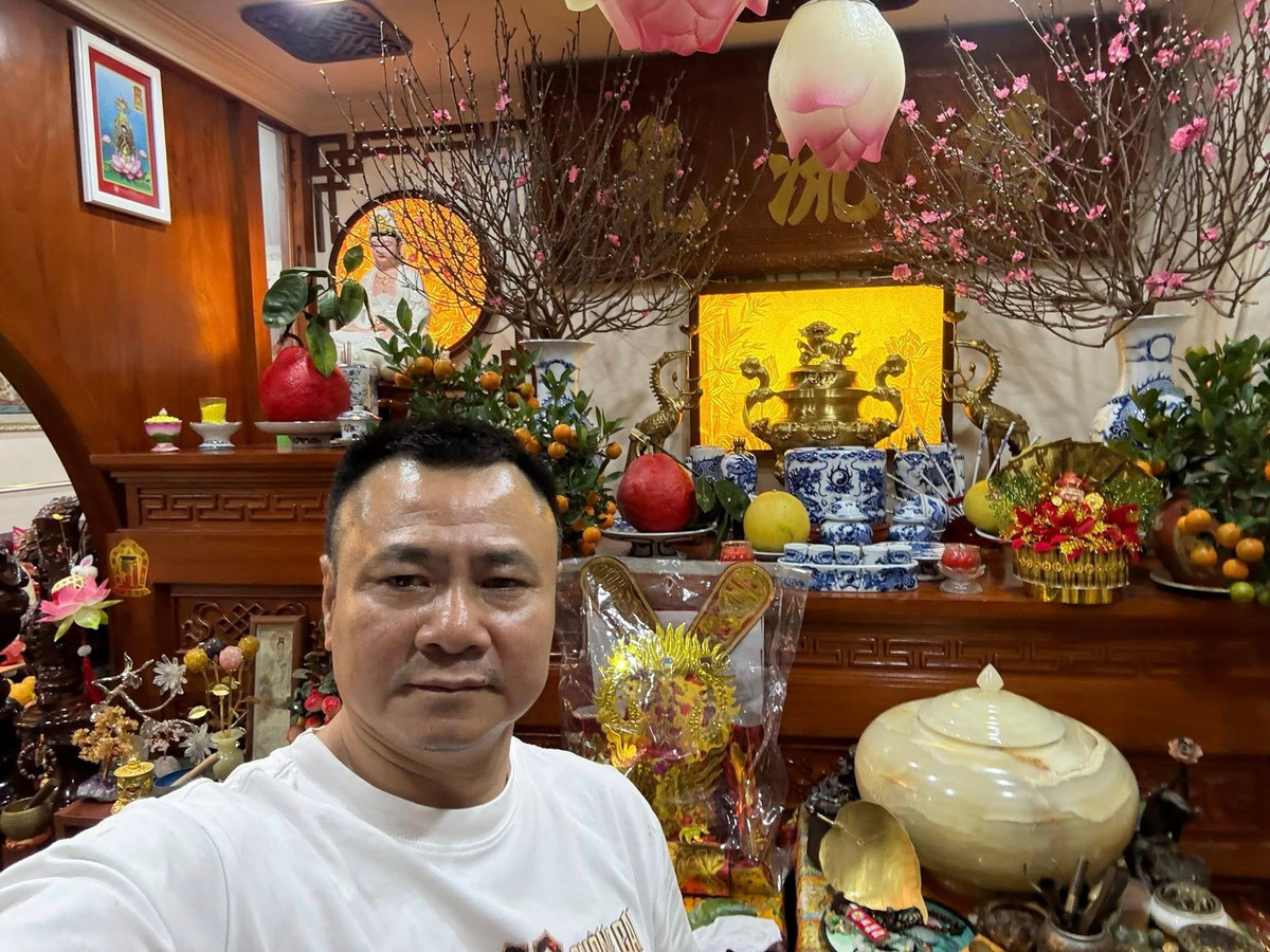 Ngoài đào và quất, ban thờ bày biện nhiều đồ lễ đủ đầy trong ngày cúng ông Công ông Táo. Ảnh: FBNV