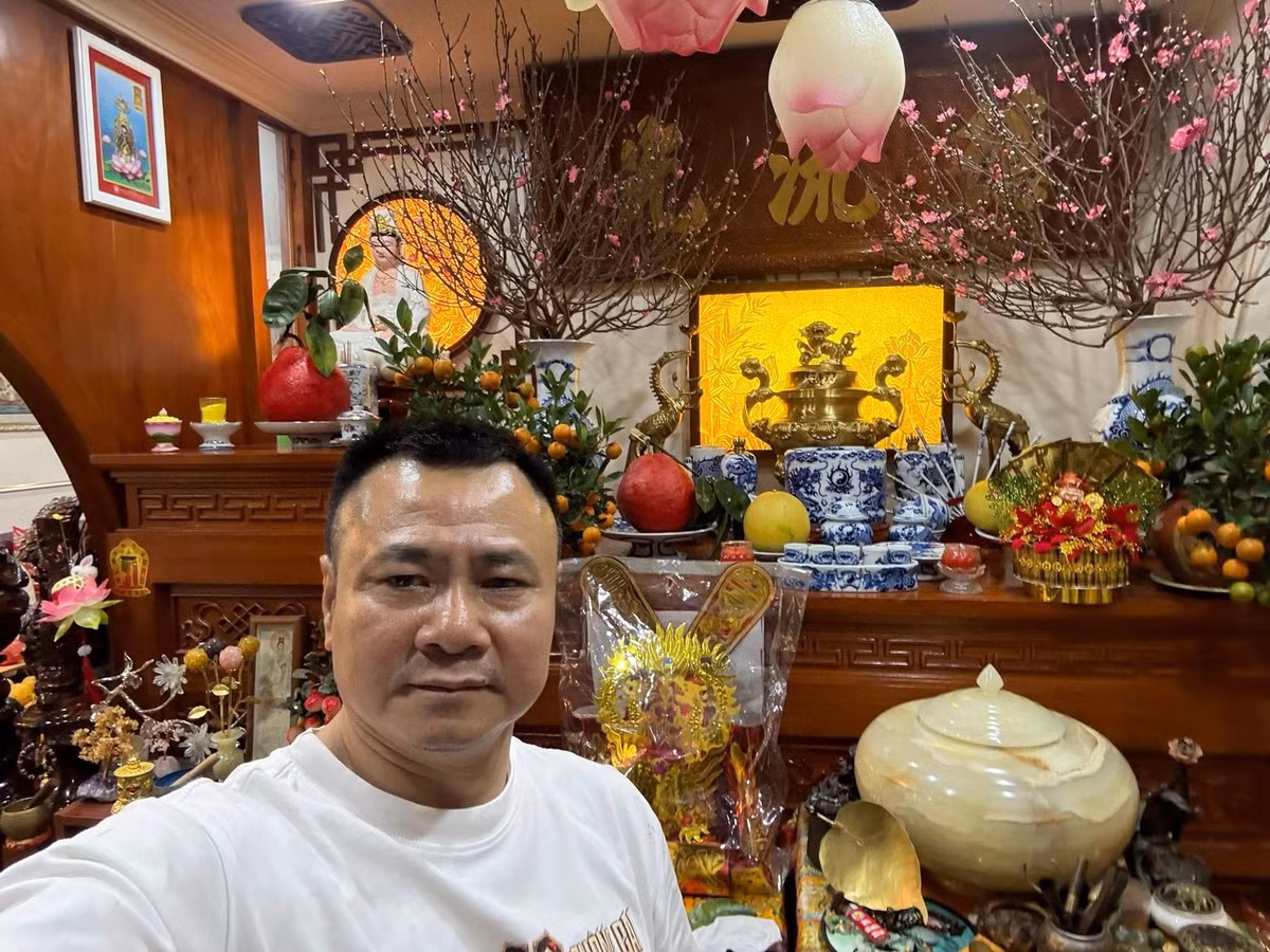 Ngoài đào và quất, ban thờ bày biện nhiều đồ lễ đủ đầy trong ngày cúng ông Công ông Táo. Ảnh: FBNV