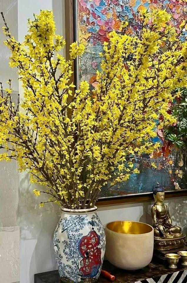 Bình hoa tươi trong nhà mang đậm không khí mùa xuân. Ảnh: FBNV