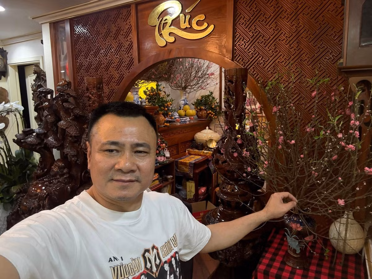 Khu vực được vợ chồng NSND Tự Long chăm chút nhất trong nhà là không gian thờ tự. Khu vực này tách biệt với phần còn lại trong nhà bằng vách ngăn với chữ Phúc rất lớn. Ảnh: FBNV