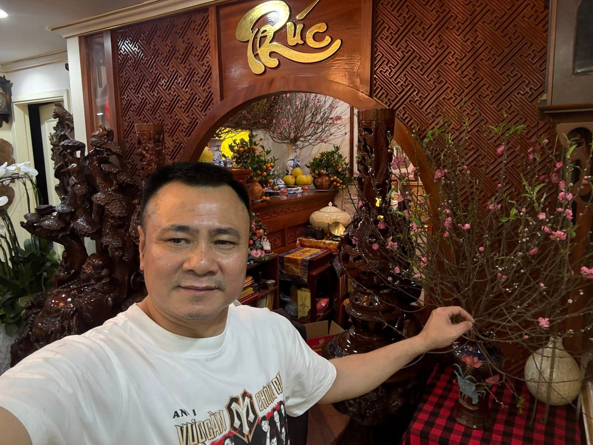 Khu vực được vợ chồng NSND Tự Long chăm chút nhất trong nhà là không gian thờ tự. Khu vực này tách biệt với phần còn lại trong nhà bằng vách ngăn với chữ Phúc rất lớn. Ảnh: FBNV