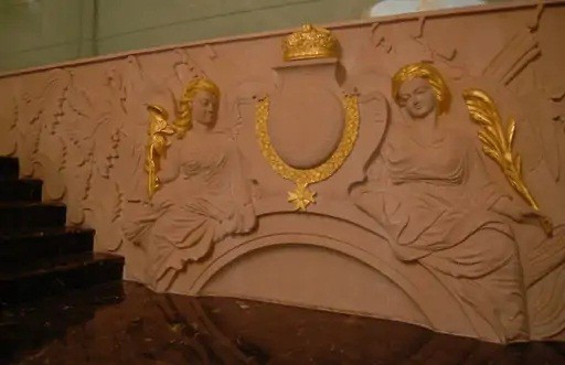 Biệt thự gồm 10 phòng ngủ và thậm chí có cả gaushala khu chuồng nuôi bò theo phong cách truyền thống Ấn Độ. Ảnh: Times of India