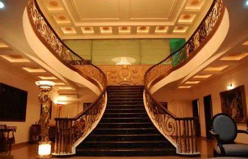 Chủ nhân của căn biệt thự là ông Anoop Agarwal, một nhà thầu xây dựng cầu đường. Ảnh: Bhaskarenglish