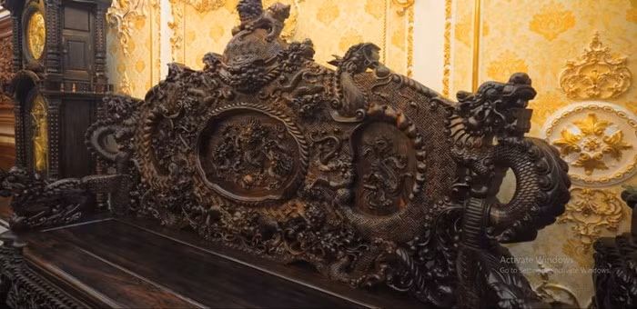 Riêng bộ bàn ghế gỗ trị giá gần 1 tỷ đồng. Ảnh chụp màn hình NhaTo