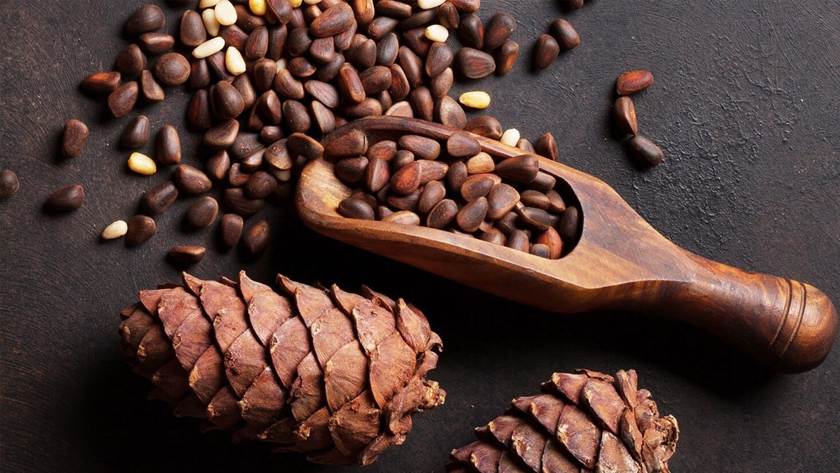 Trên thị trường, hạt thông nhập khẩu giá dao động từ 500.000-700.000 đồng/kg với loại còn nguyên vỏ, còn với loại đã bóc vỏ giá từ khoảng 800.000-1,4 triệu đồng/kg. Ảnh: Internet