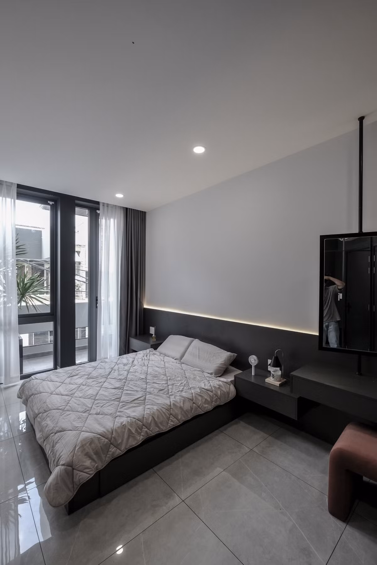 Với cửa sổ lớn và ban công riêng, phòng ngủ master trên tầng 2 mang đến không gian rộng, kết nối với bên ngoài. Ảnh: 3A Design