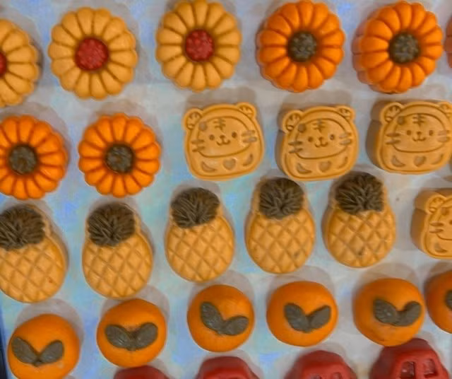 Bên cạnh những mẫu bánh truyền thống, thị trường bánh trung thu năm nay xuất hiện loại bánh mini tạo hình giống hệt các loại rau củ quả. Ảnh: Suckhoedoisong