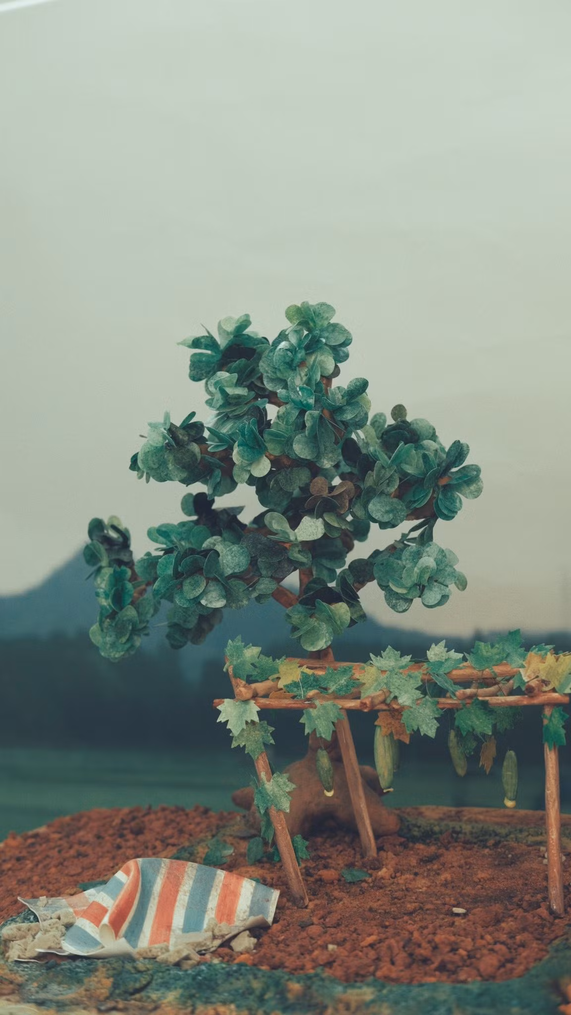 Đáng chú ý, những chi tiết khó làm như túi nylon, tấm kính cửa sổ hay giàn mướp xanh mướt cũng được Dương khéo léo biến thành phiên bản ăn được. Ảnh: FB Thùy Dương