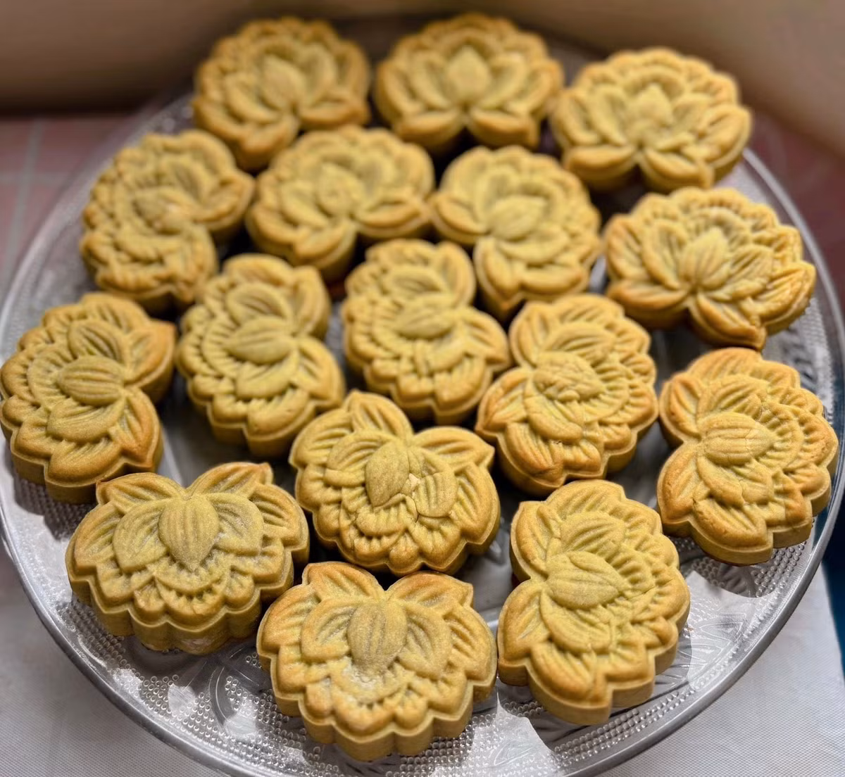 Phần nhân có nhiều loại cho khách chọn như sen cốm dừa, đậu xanh, đậu đỏ, thập cẩm truyền thống...Ảnh: Facebook