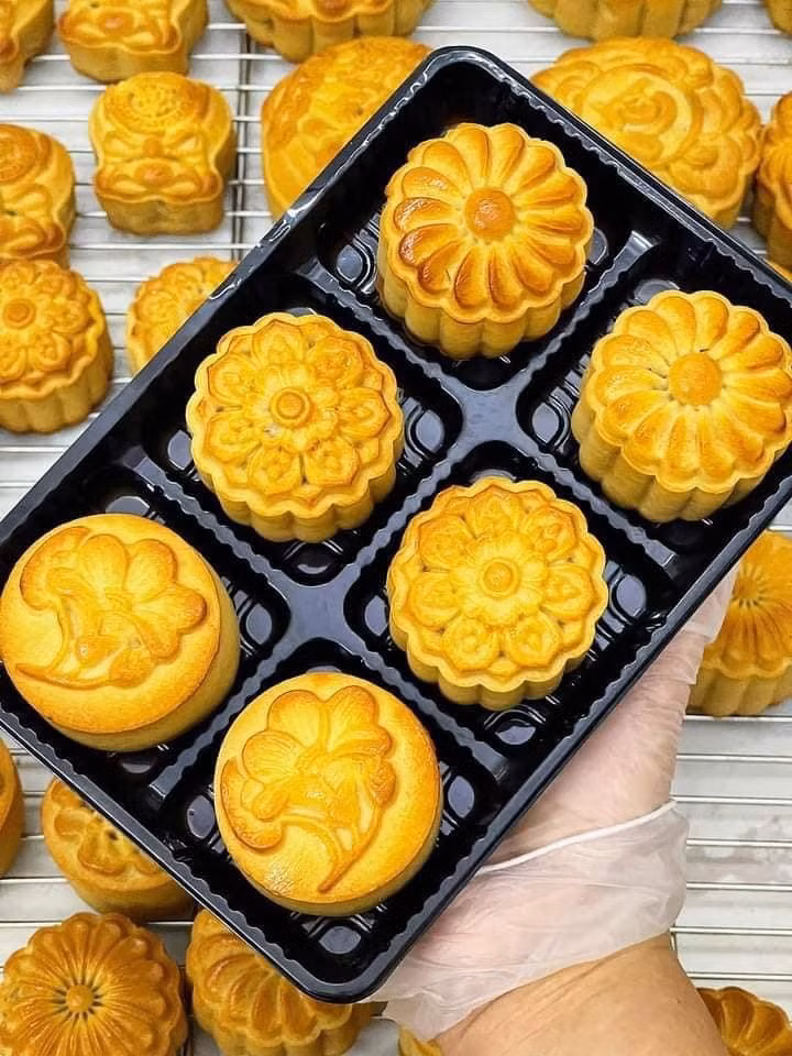 Trên chợ mạng, một set bánh trung thu mini 6 vị giá từ 99.000 - 120.000 đồng. Ảnh: Facebook