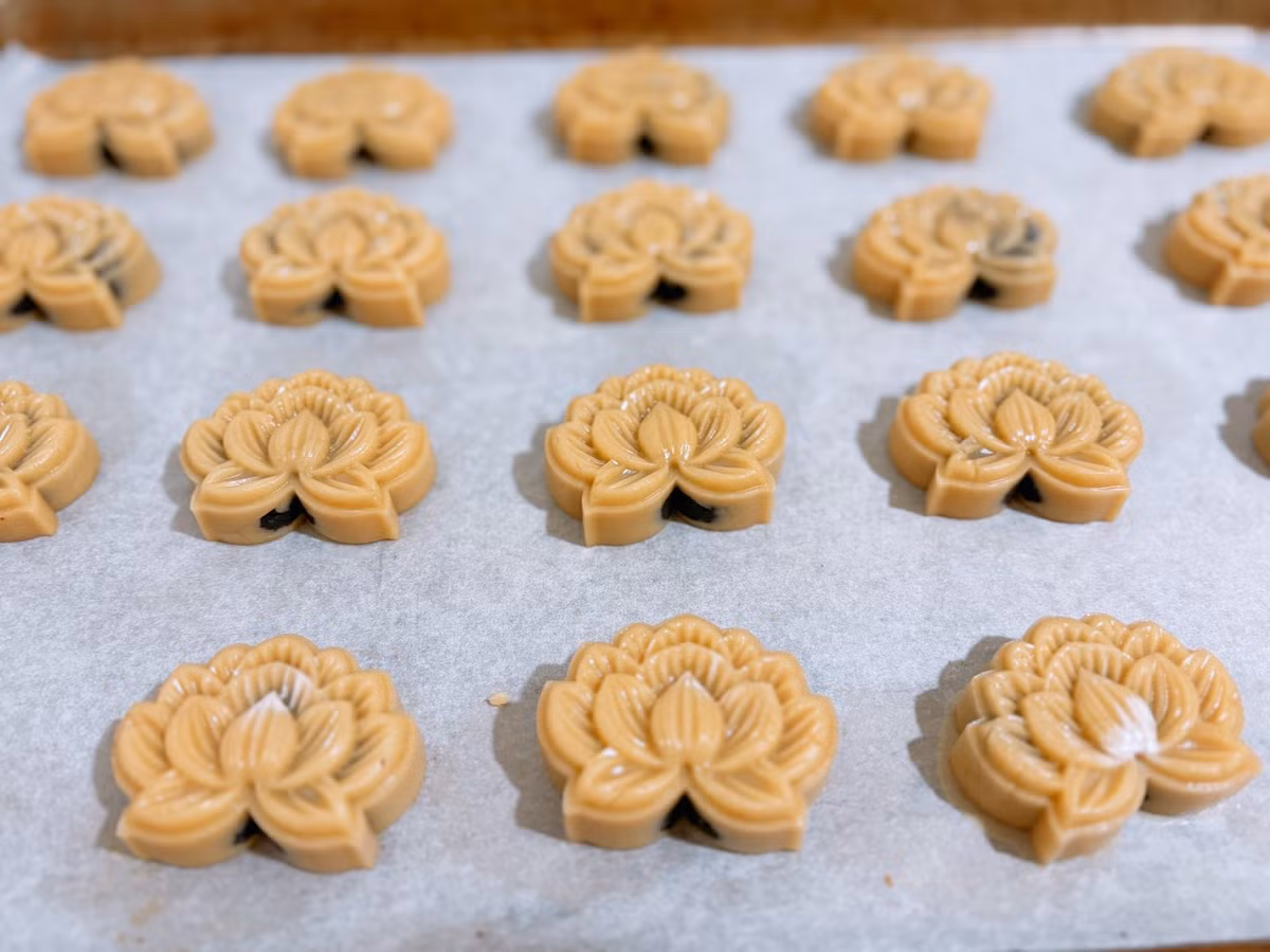 Ngoài ra còn có thể kết hợp đậu xanh, sen nhuyễn với các loại nhân mới lạ như phô mai, socola, matcha...Ảnh: Facebook