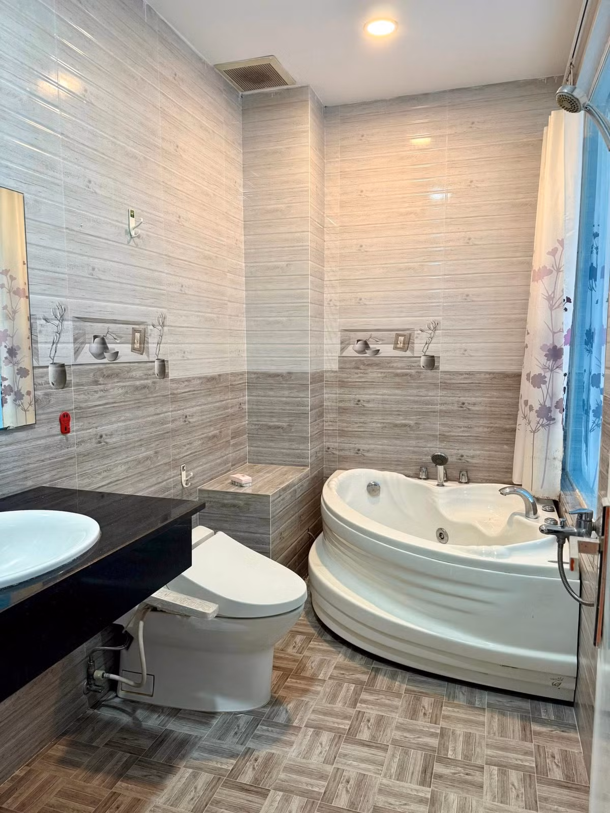 Phòng tắm có bồn tắm lớn hiện đại. Ảnh: FBNV