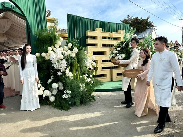 Cổng chào sử dụng tông xanh chủ đạo. Ảnh: Tiền phong