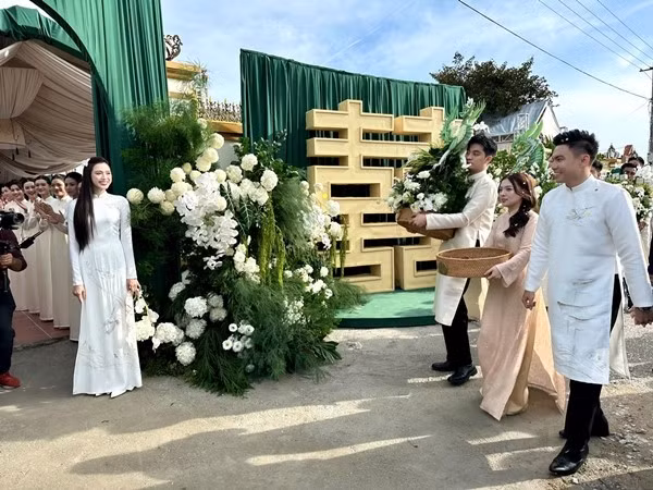 Cổng chào sử dụng tông xanh chủ đạo. Ảnh: Tiền phong