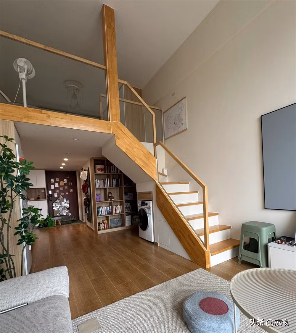 Với chiều cao trần lên tới 4 mét, chủ nhân của căn hộ quyết định chia đôi thành tầng trên và tầng dưới. Ảnh: 360kuai