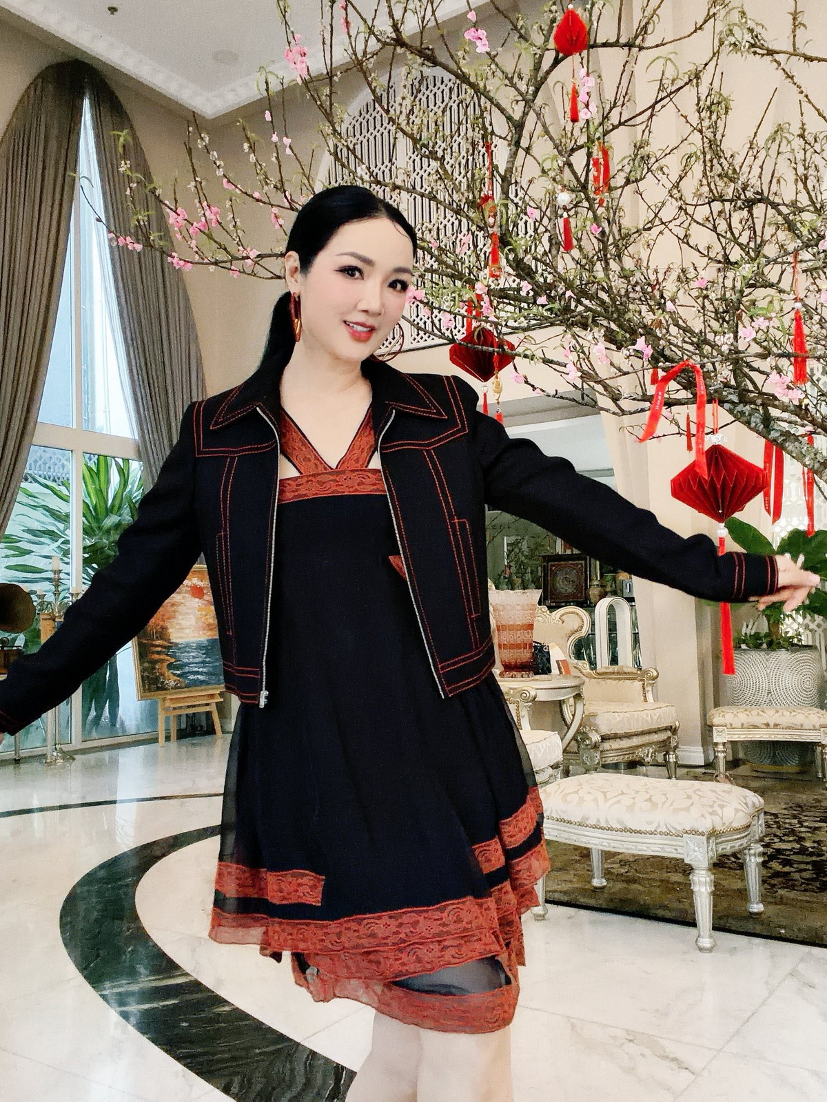 Trong phòng khách, Giáng My đặt một cây đào lớn, đang trổ bông rực rỡ. Ảnh: FB Giáng My