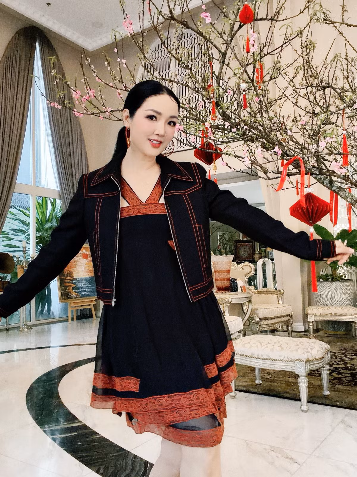 Trong phòng khách, Giáng My đặt một cây đào lớn, đang trổ bông rực rỡ. Ảnh: FB Giáng My