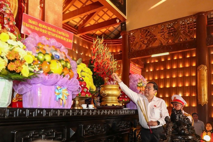 Chủ tịch Quốc hội Trần Thanh Mẫn dâng hương