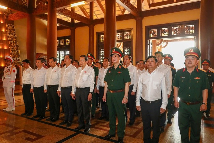 Các đại biểu dự lễ tại Đền Tưởng niệm Liệt sĩ Bến Dược