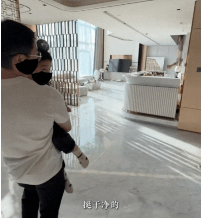 Mới đây, Đào Hỷ Nhi gây chú ý khi chia sẻ căn hộ thông tầng rộng rãi mới tậu giữa trung tâm Tô Châu. Ảnh chụp màn hình