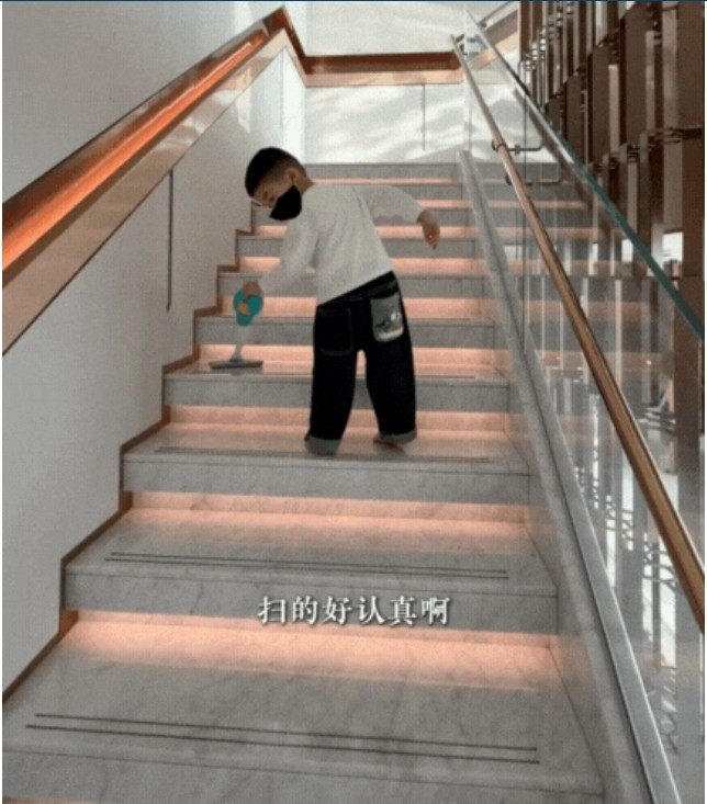 Cầu thang hiện đại với lan can kính. Ảnh chụp màn hình