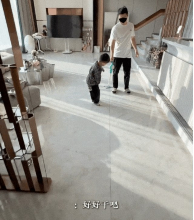 Căn hộ thông tầng lúc này vẫn khá trống, chưa bày biện nội thất cầu kỳ. Ảnh chụp màn hình