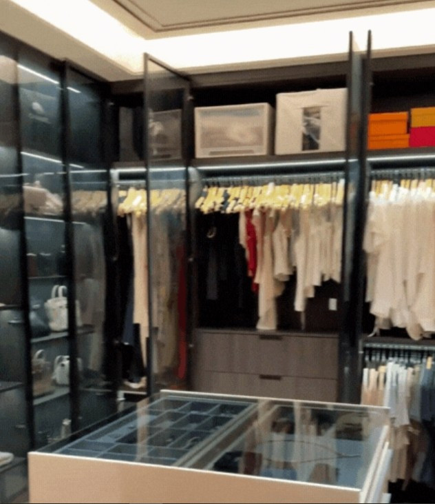 Tủ quần áo như một cửa hàng thời trang. Ảnh chụp màn hình