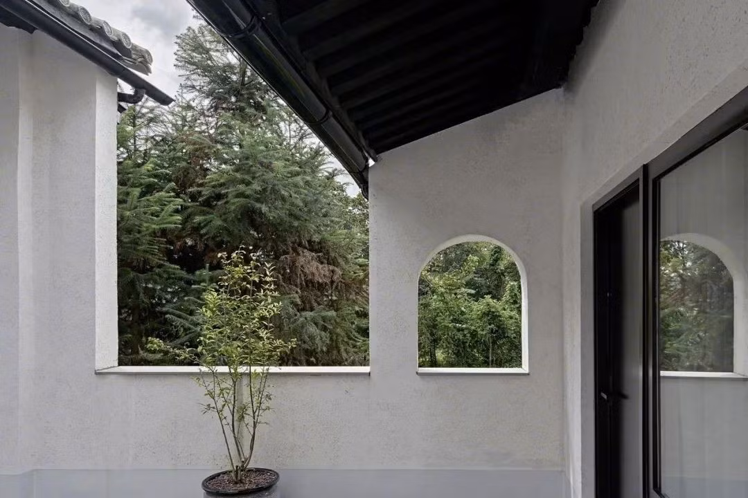 Sân vườn xanh mát giúp ông bà thư giãn, trồng cây và tận hưởng không khí trong lành. Ảnh: Toutiao