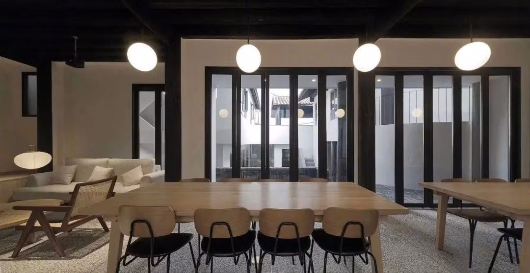 Phòng ăn rộng rãi để con cháu tụ họp mỗi dịp lễ tết. Ảnh: Toutiao