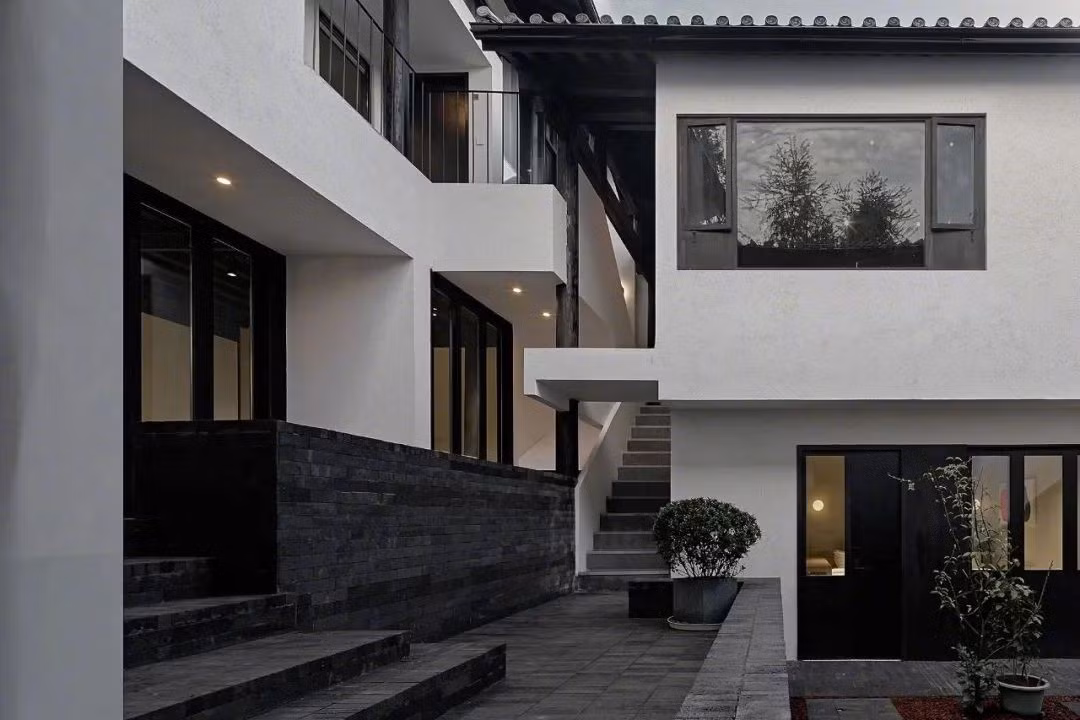 Vì vậy, khi có điều kiện kinh tế, anh quyết định xây dựng căn biệt thự dưỡng già cho bố mẹ tại thị trấn nhỏ ở tỉnh Vân Nam (Trung Quốc). Ảnh: Toutiao