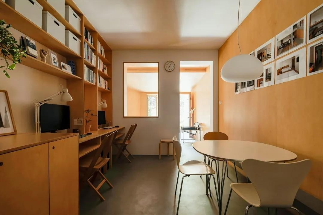 Khu làm việc đặt 2 máy cạnh nhau vì hai người là vợ chồng kiêm cộng sự. Ảnh: Weibo