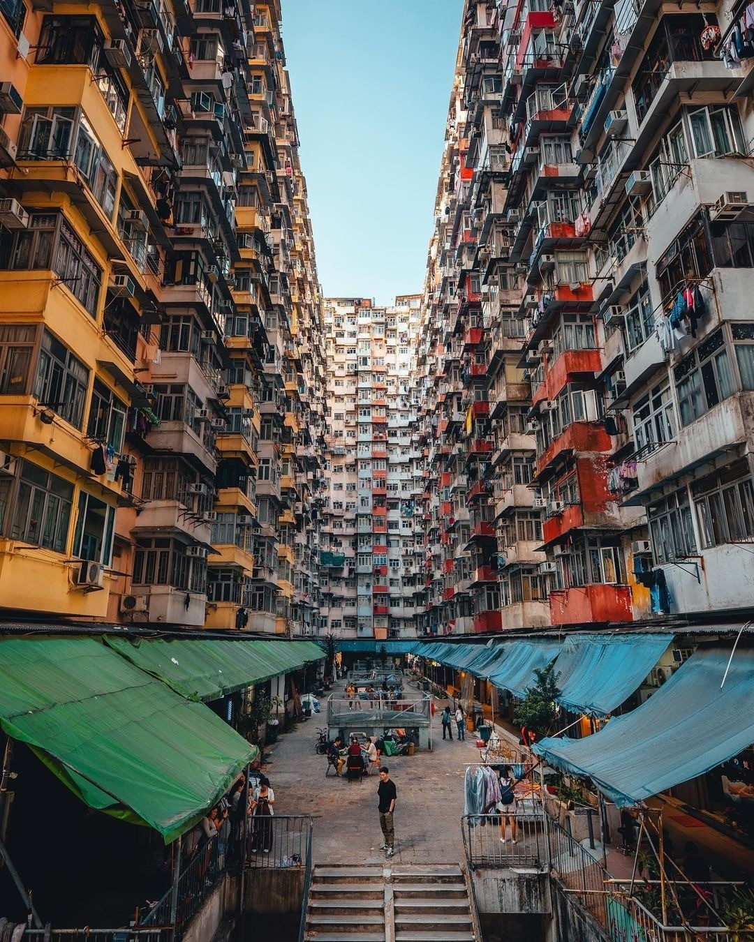 Giữa một Hồng Kông hiện đại với những tòa nhà kính vươn cao chọc trời, Montane Mansion - khu chung cư nghèo, cũ kỹ vẫn có sức hút đặc biệt. Ảnh: Kosublog