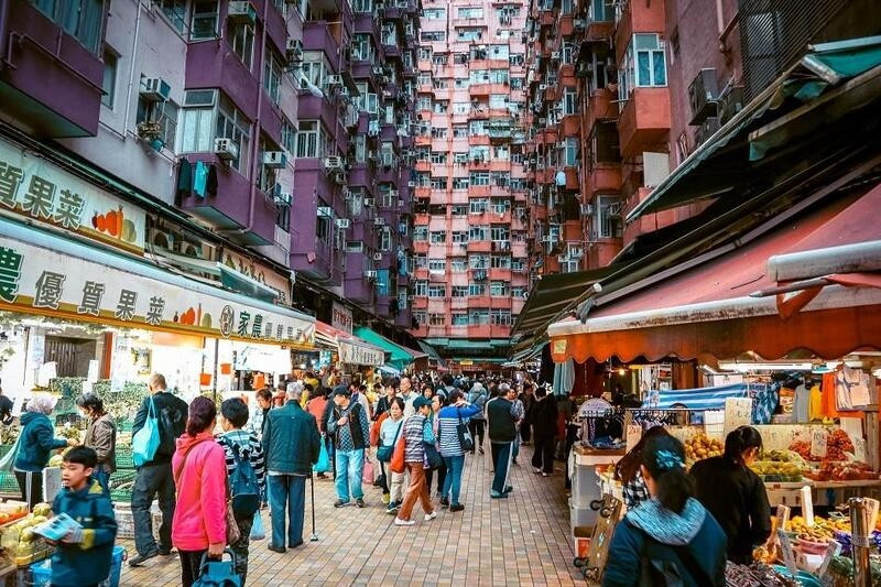 Dưới sân tầng trệt, những sạp hàng nhỏ, quán ăn bình dân và tiệm sửa chữa hoạt động tấp nập. Ảnh: Dailytravelpill