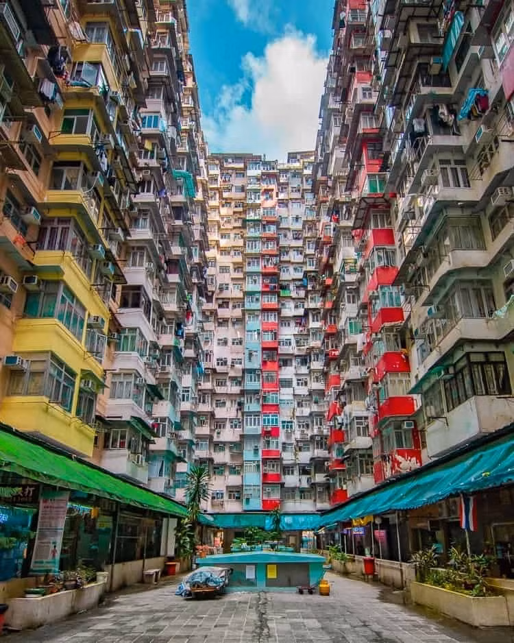 Tuy nhiên, cuộc sống bên trong khu chung cư Montane Mansion cũng là một lát cắt sinh động về xã hội Hồng Kông: nơi hàng nghìn người chung sống trong không gian chật hẹp. Ảnh: Kosublog