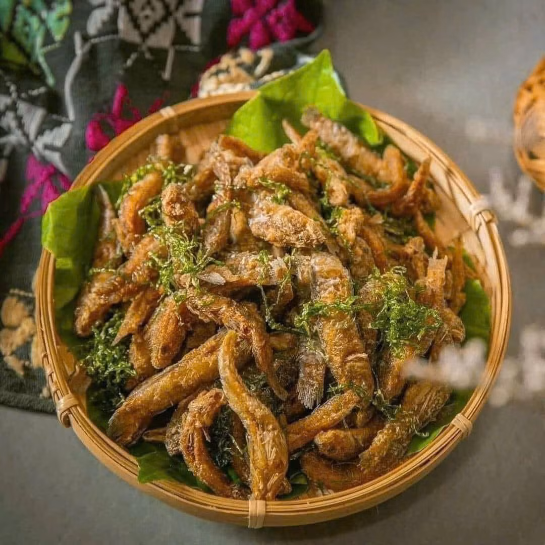 Cá bống có nhiều loại, trong đó nổi bật nhất là cá bống cát với thân tròn, da màu vàng nhạt, kích thước chỉ chừng ngón tay út. Ảnh: Facebook