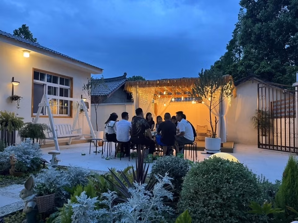 Khoảng sân rộng được bố trí thành không gian nghỉ ngơi, trò chuyện. Ảnh: QQ