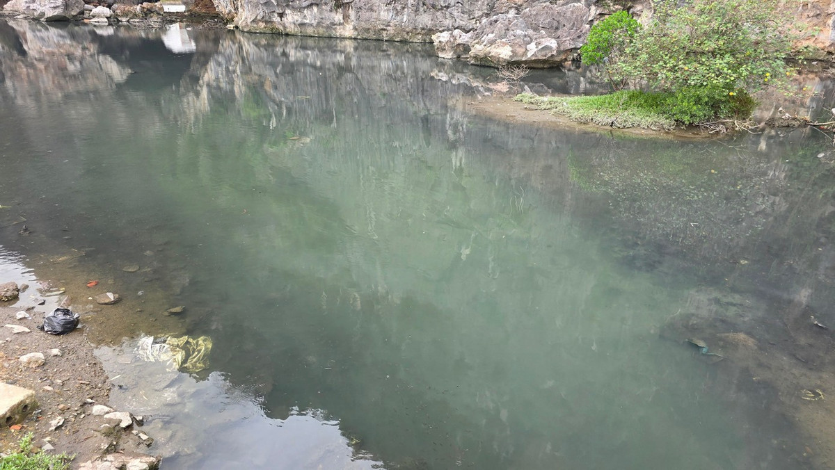 Theo đó, chủ đầu tư mới bàn giao hệ thống điện và cây xanh, còn hệ thống thu gom nước thải chưa nằm trong nội dung bàn giao chính thức. Điều này khiến địa phương chưa rõ khu đô thị có hệ thống thu gom, xử lý nước thải hay không, hoặc nếu có thì vận hành ra sao, điểm gom, điểm xả ở đâu.