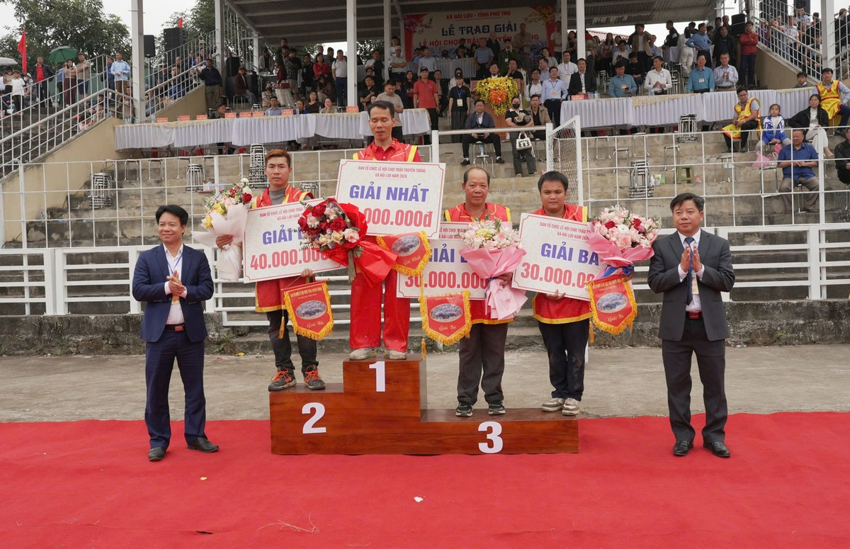 Kết thúc lễ hội, Ban Tổ chức trao giải Nhất trị giá 50 triệu đồng, giải Nhì 40 triệu đồng và giải Ba 30 triệu đồng cho các chủ trâu đạt thành tích, khép lại mùa lễ hội với nhiều màn so tài mãn nhãn, để lại ấn tượng trong lòng người xem.