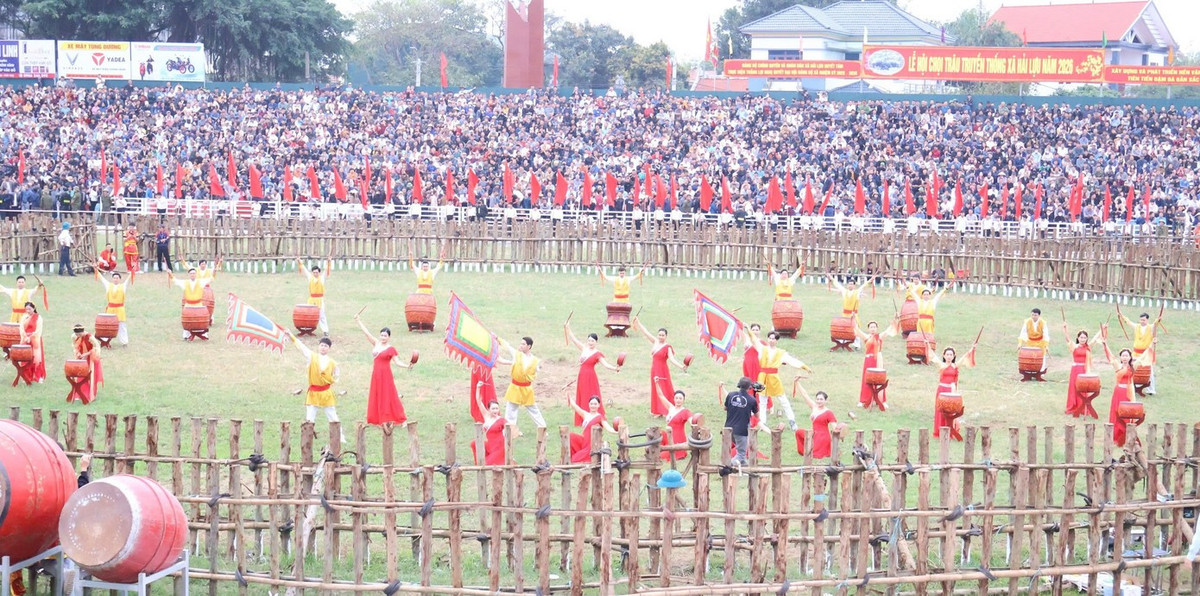 Màn múa khai hội.