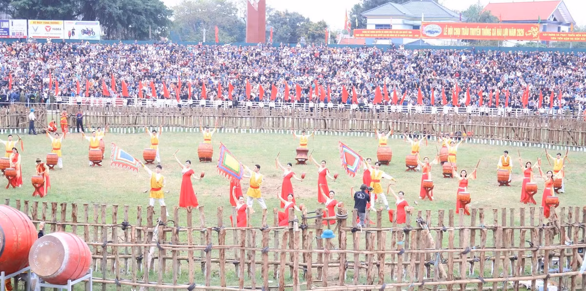 Màn múa khai hội.