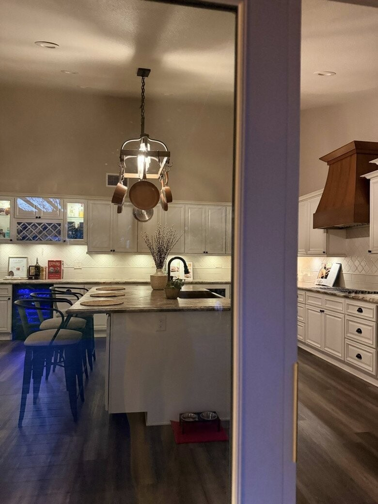 Ánh đèn dịu nhẹ trong căn nhà vừa để trang trí, vừa như vỗ về giúp Kim Hiền giữ lại những ký ức đẹp và xoa dịu nỗi đau vừa đi qua. Ảnh: FB Kim Hien