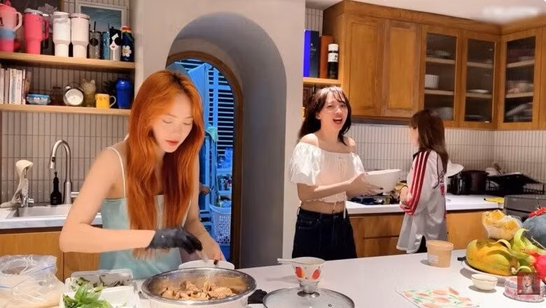 Căn bếp của Phạm Quỳnh Anh sử dụng hệ tủ gỗ kịch trần giúp tối ưu không gian lưu trữ. Ảnh chụp màn hình