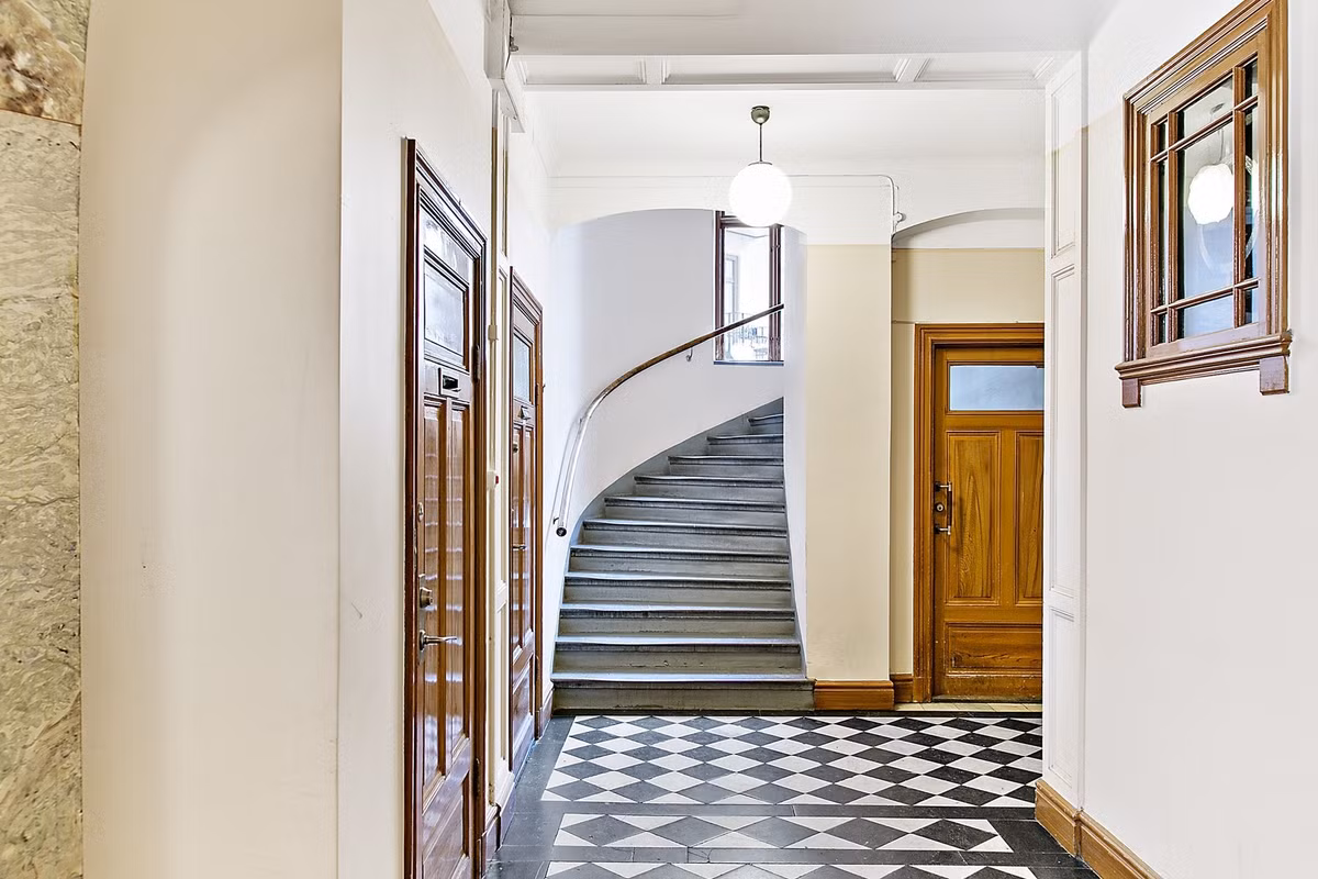 Căn hộ thuộc tầng thấp, hầu hết cư dân ở đây đều thích thú với việc đi cầu thang bộ. Mọi cầu thang đều thoai thoải đủ để mọi người thảnh thơi lên xuống. Ảnh: House Beautiful