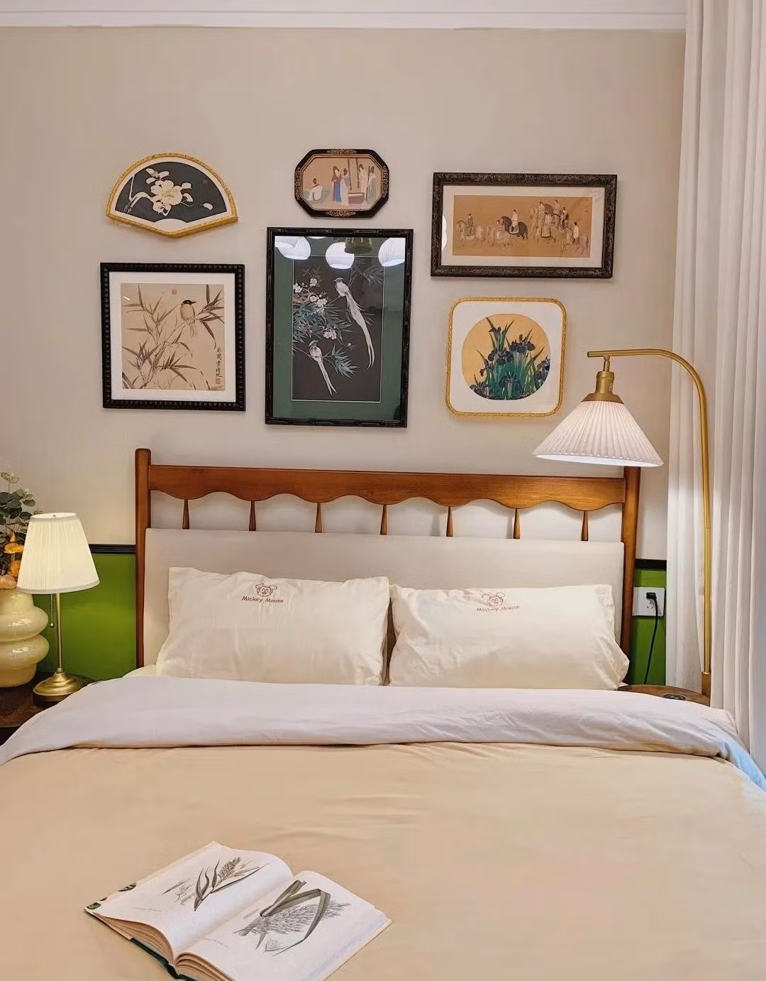 Tường phía trên trang trí nhiều bức tranh nghệ thuật. Ảnh: Sohu