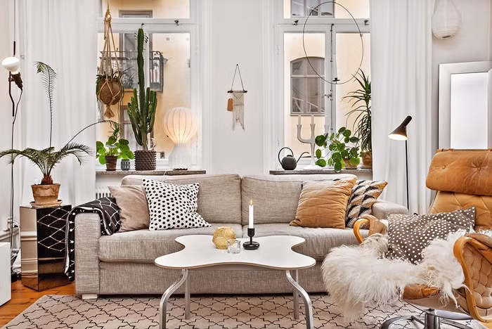 Góc tiếp khách, sinh hoạt chung ở gần hai khung cửa sổ nhỏ. Ảnh: House Beautiful