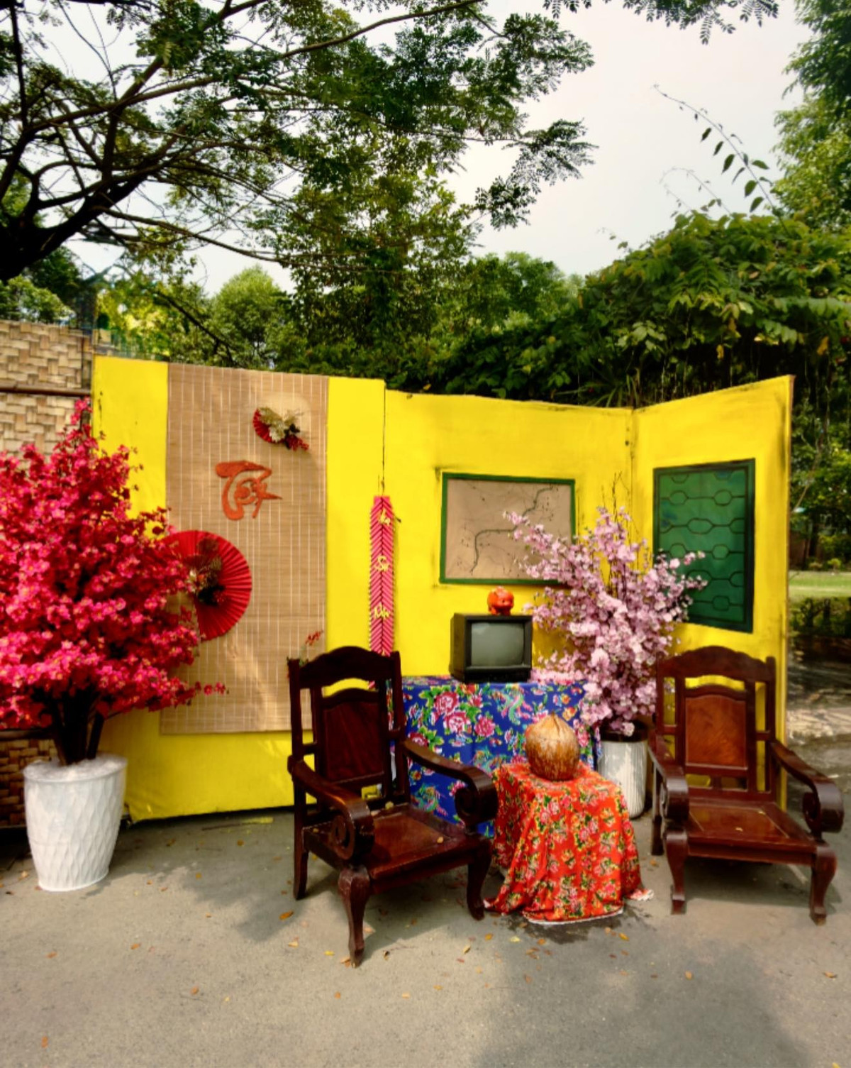 Góc phòng khách tái hiện không gian xưa với ti vi đen trắng, bộ trường kỳ gỗ quý và cành đào thắm. Ảnh: FB Trịnh Kim Chi